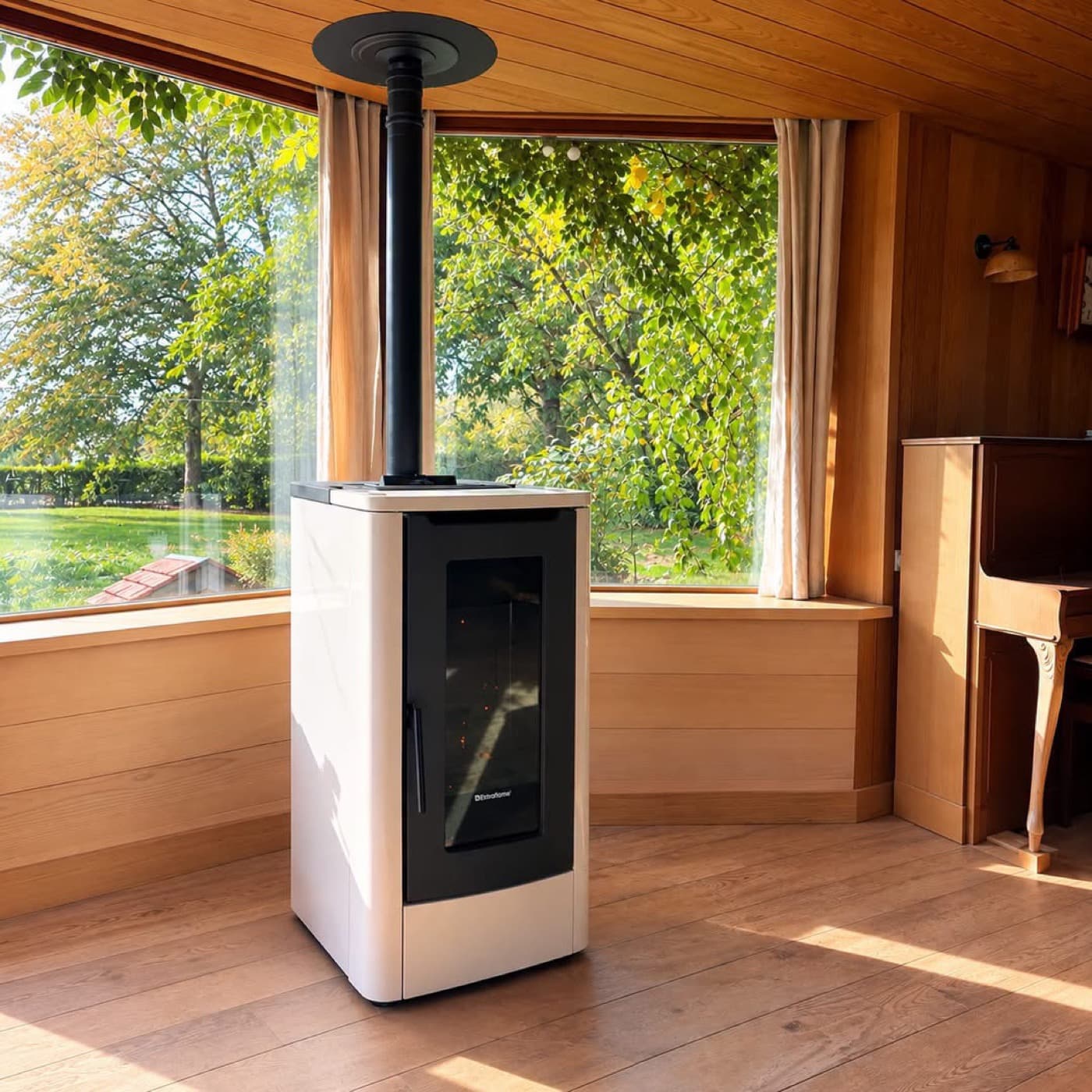 Poêle à granulés design blanc avec grande porte vitrée noire, conduit vertical, dans une véranda en bois