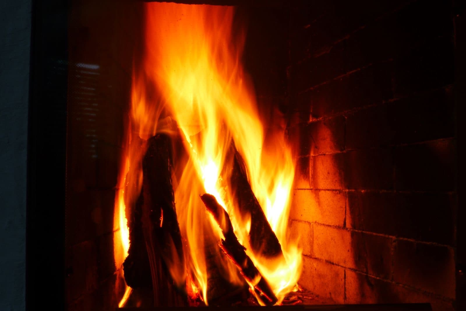 Feu de bois dans une cheminée