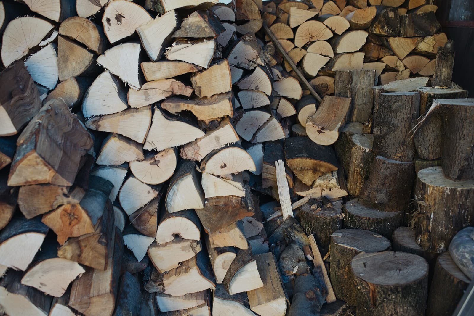 Bûches de bois de chauffage empilées